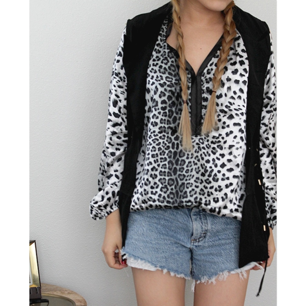 **FASHION‎ COMBO**  Leopard longsleeve & Black Vest
